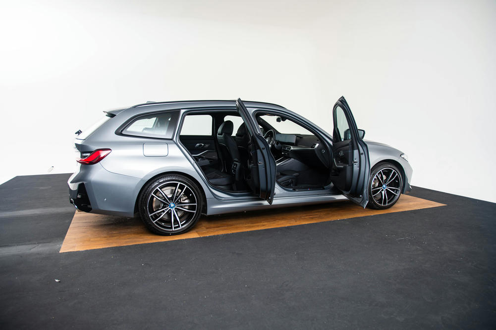 BMW 330e Touring Skyscraper Grau