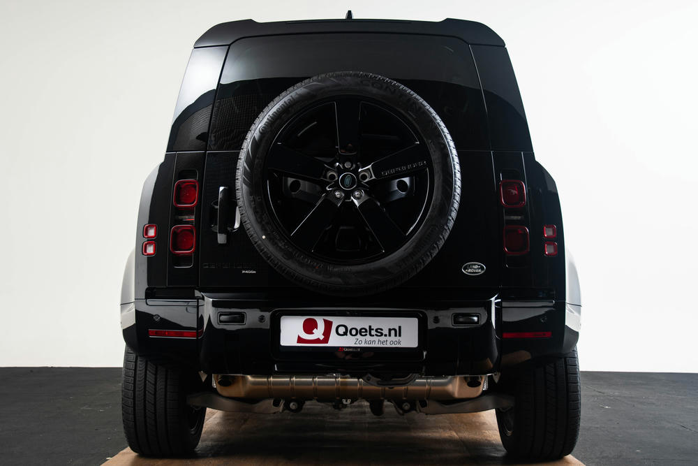 Het grote wiel achterop is een design kenmerk van de Defender