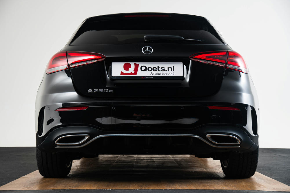 Mercedes-Benz A250 e Kosmoszwart