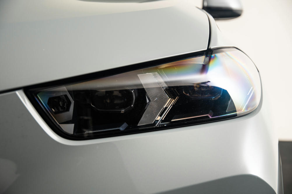 Pijlvormige koplampen