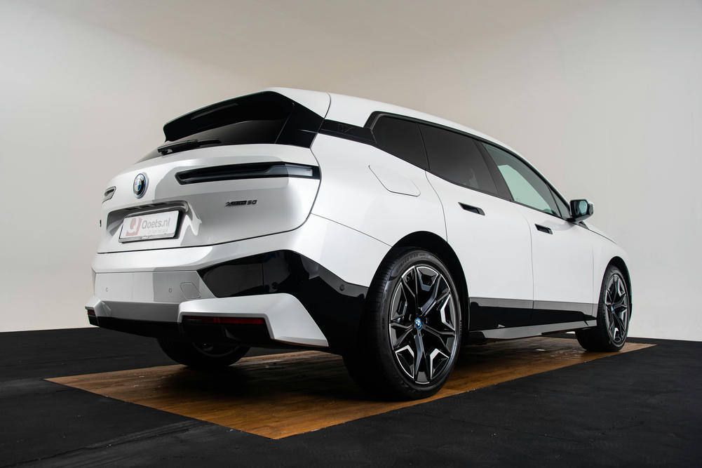 BMW iX xDrive50 Mineralweiss metallic