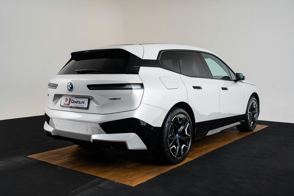 BMW iX xDrive50 Mineralweiss metallic