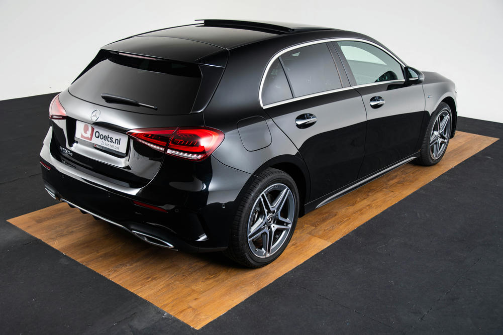 Mercedes-Benz A250 e Kosmoszwart