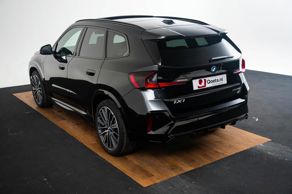 BMW iX1 achteraanzicht