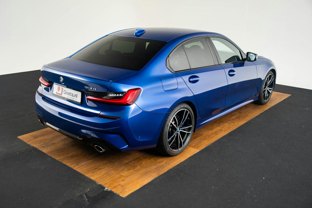 BMW 330i Sedan Portimao Blau