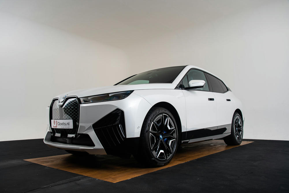 BMW iX xDrive50 Mineralweiss metallic