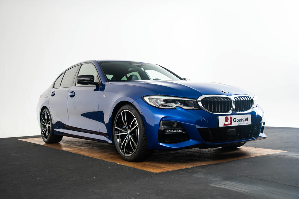 BMW 330i Sedan Portimao Blau