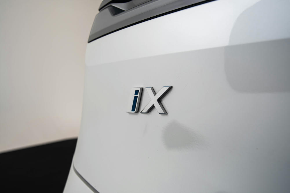 BMW iX xDrive50 Mineralweiss metallic