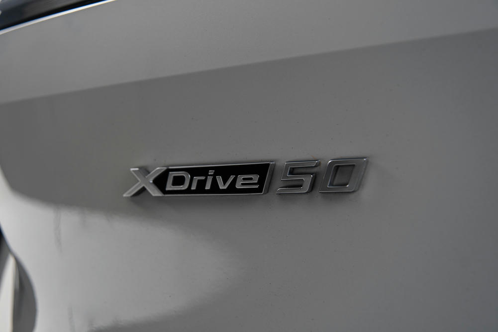 BMW iX xDrive50 Mineralweiss metallic
