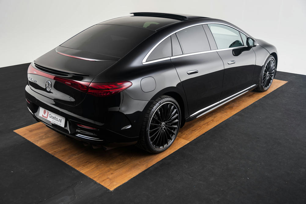 Mercedes EQE zijkant