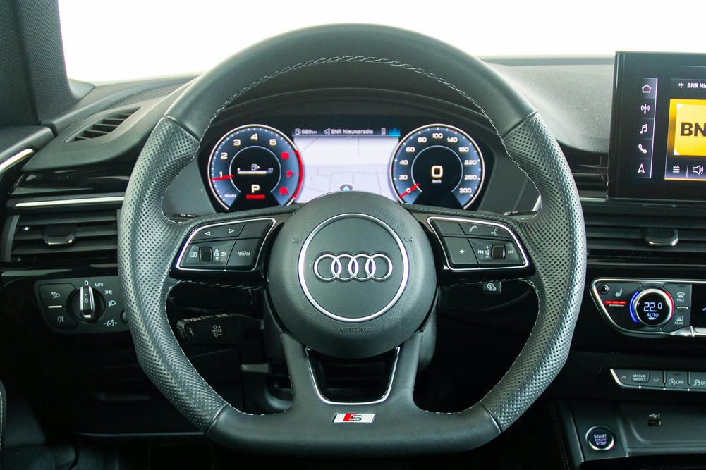 S-Line afgevlakt stuur en digitale tellers