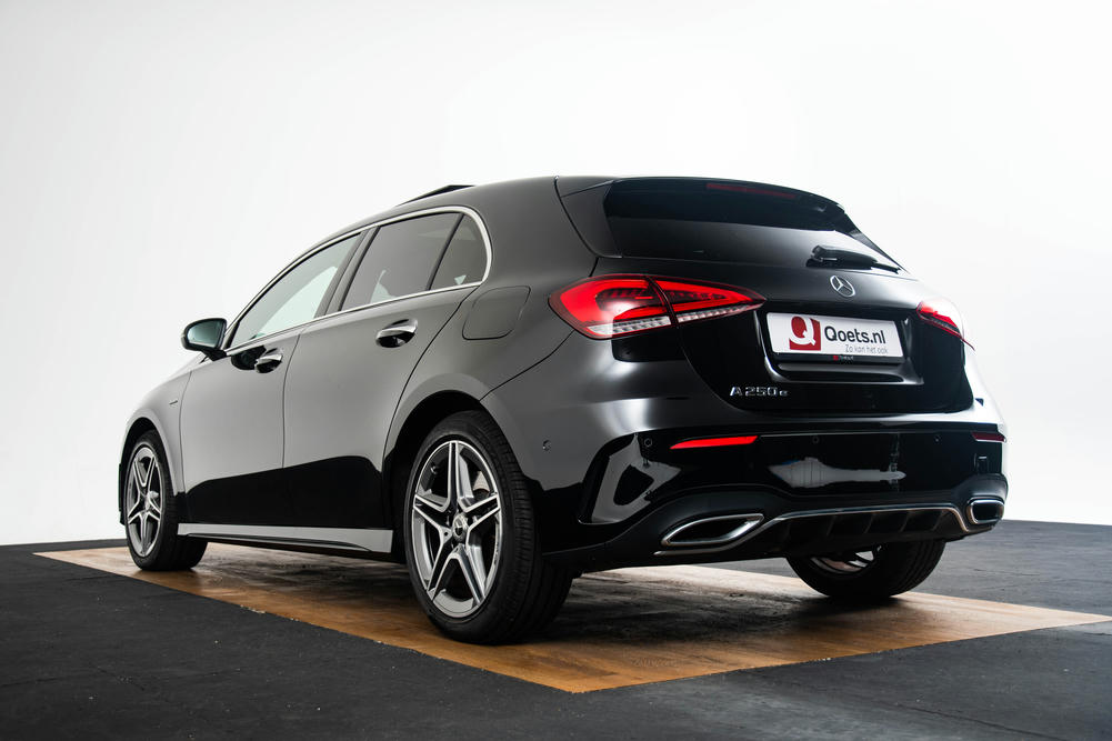 Mercedes-Benz A250 e Kosmoszwart