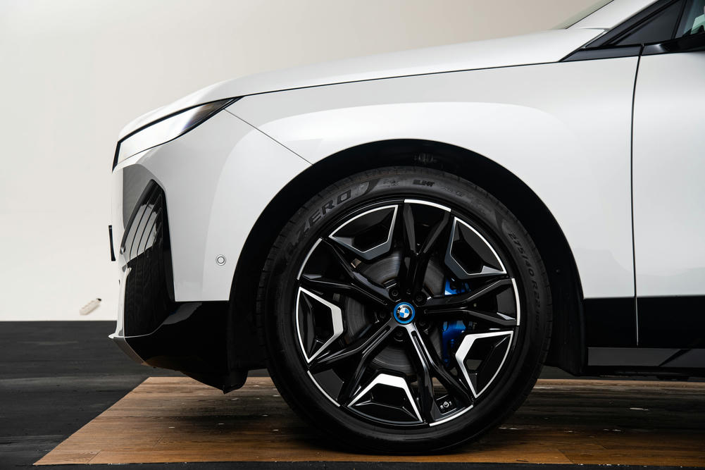 BMW iX xDrive50 Mineralweiss metallic