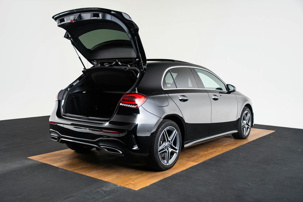 Mercedes-Benz A250 e Kosmoszwart