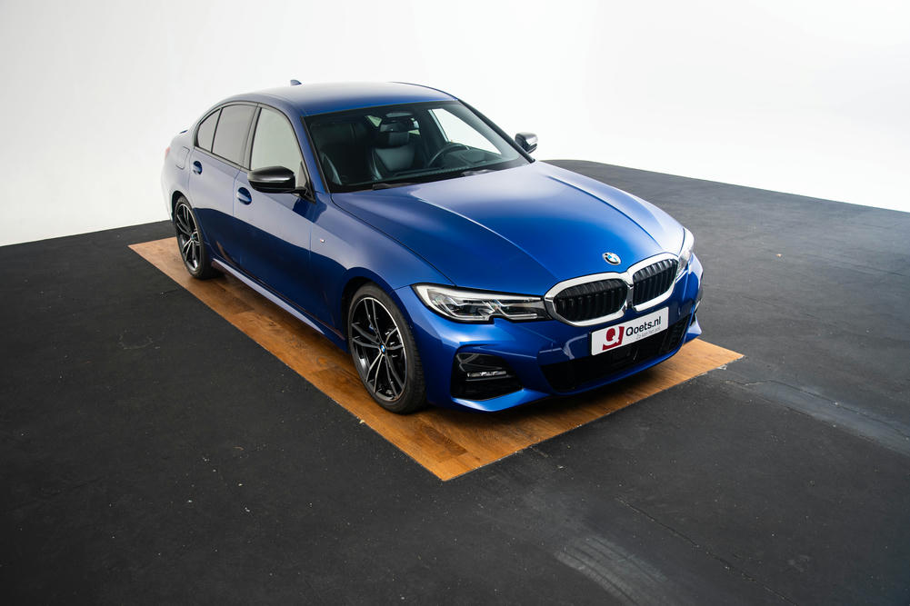 BMW 330i Sedan Portimao Blau