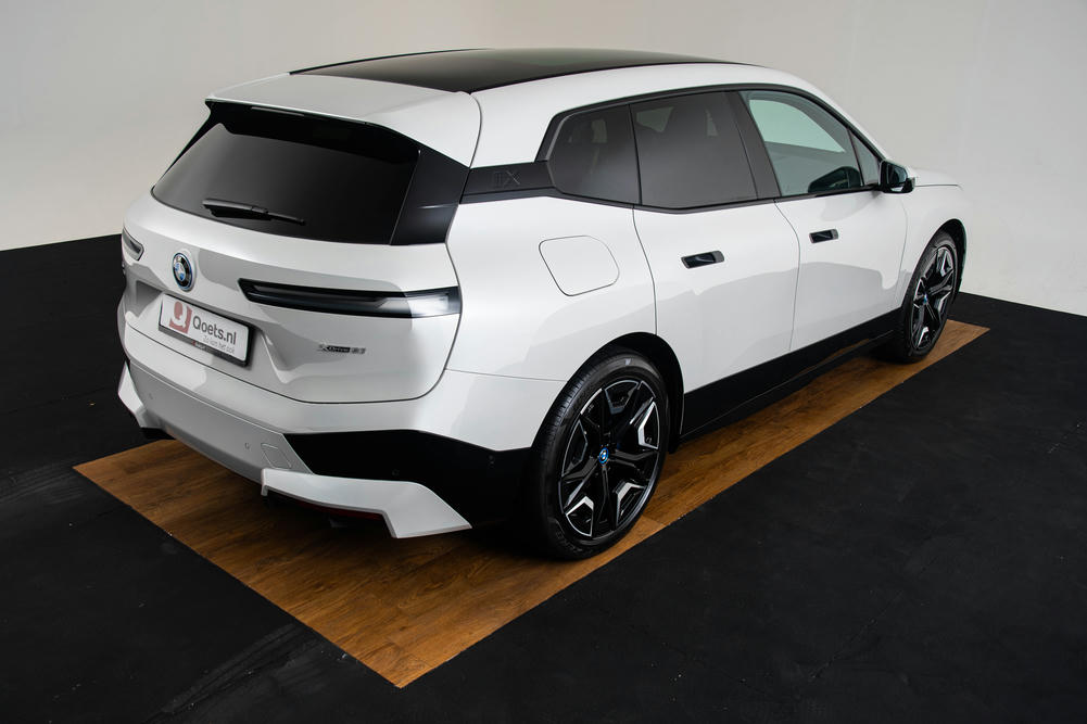 BMW iX xDrive50 Mineralweiss metallic