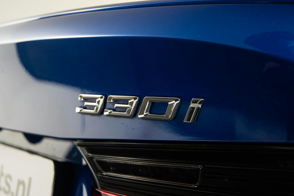 BMW 330i Sedan Portimao Blau