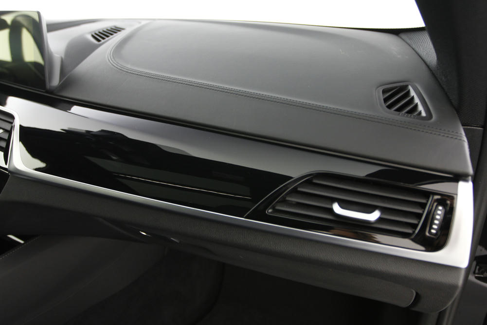 4M5 - BMW Individual dashboard met leder.JPG