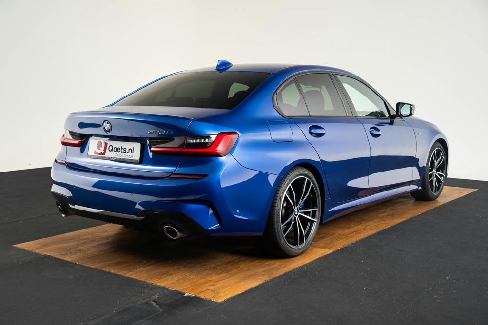 BMW 330i Sedan Portimao Blau