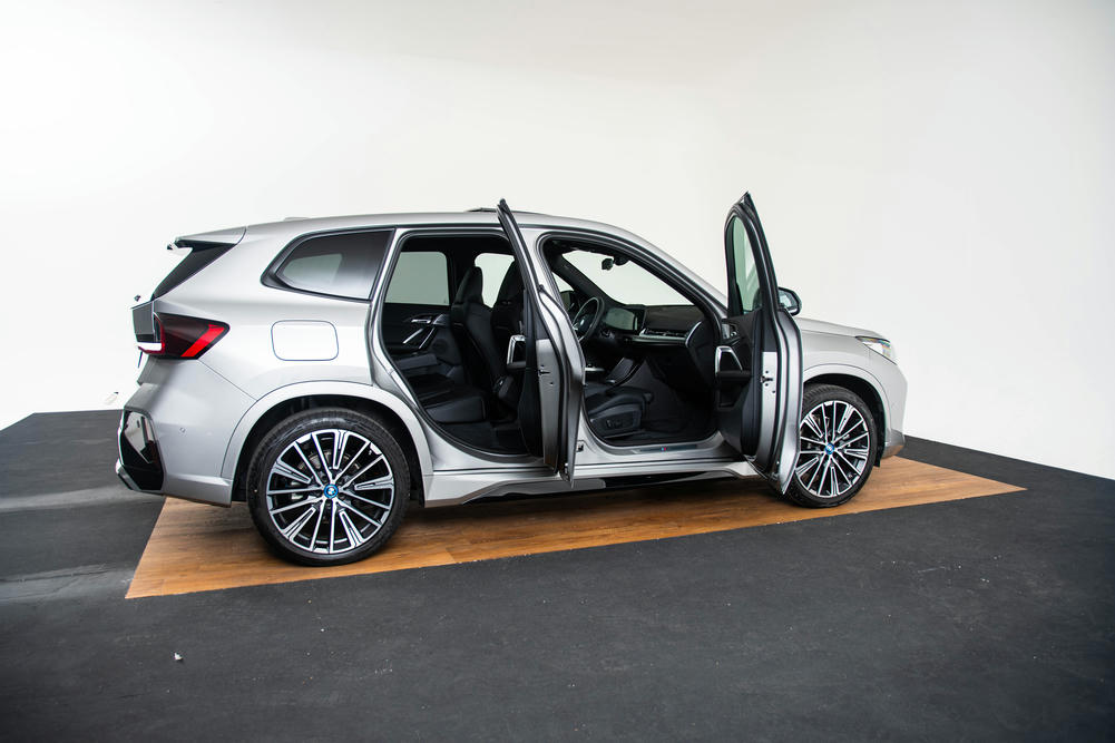 BMW iX1 xDrive30 Spacesilber metallic