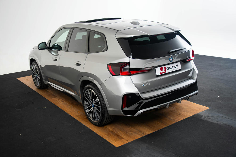 BMW iX1 xDrive30 Spacesilber metallic