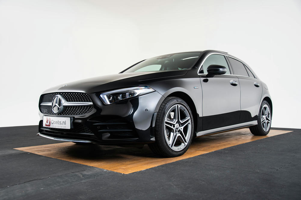 Mercedes-Benz A250 e Kosmoszwart