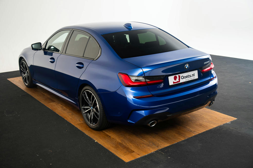 BMW 330i Sedan Portimao Blau