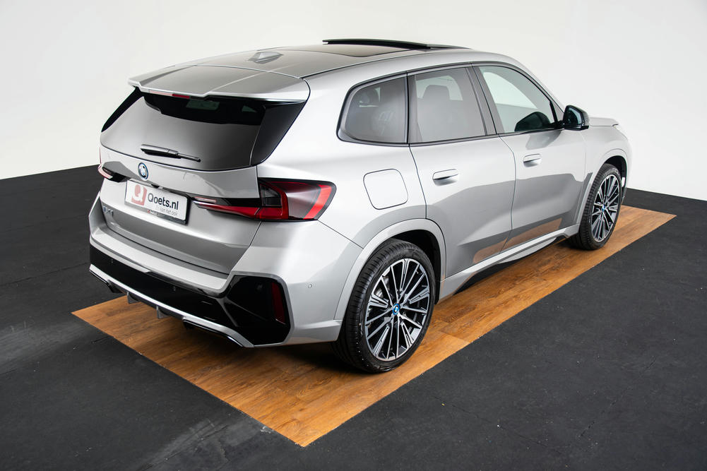 BMW iX1 xDrive30 Spacesilber metallic