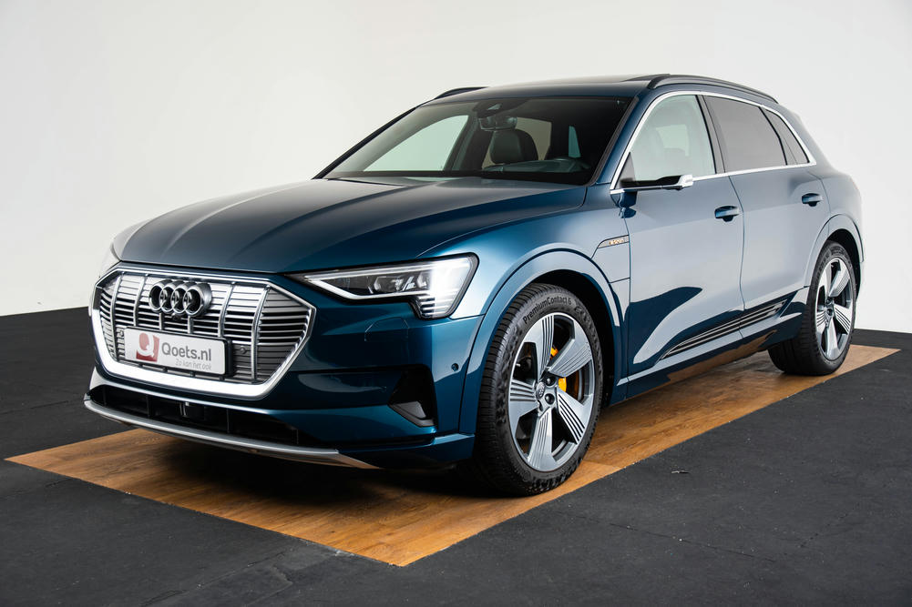 Audi E-tron in Galaxisblauw metallic