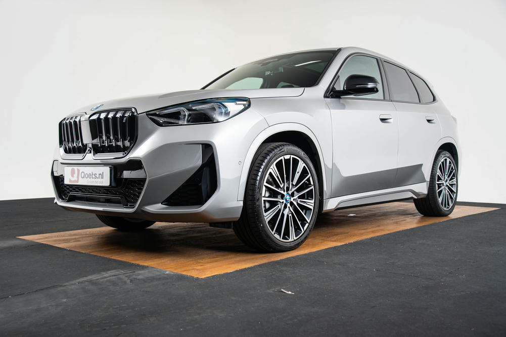 BMW iX1 xDrive30 Spacesilber metallic