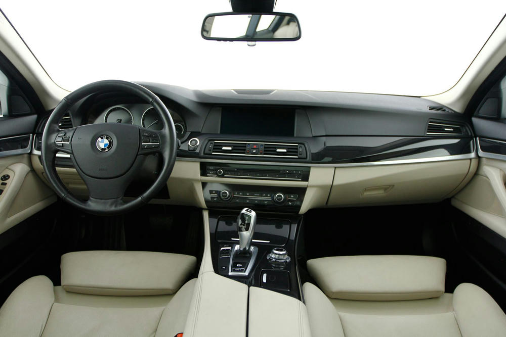 #7 - BMW 528i Sedan met Leder Dakota Oyster