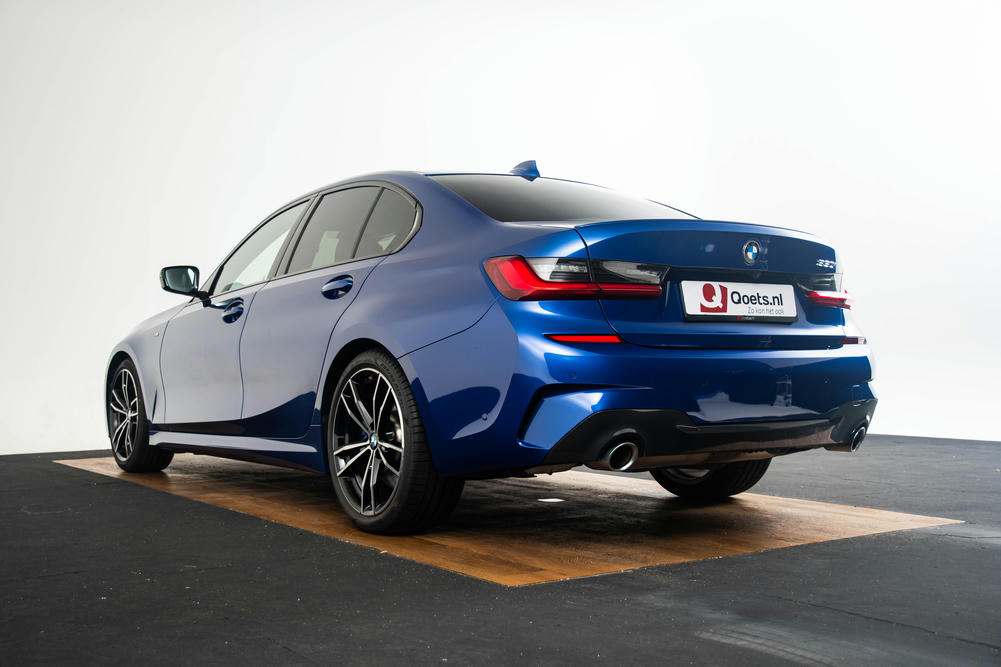 BMW 330i Sedan Portimao Blau