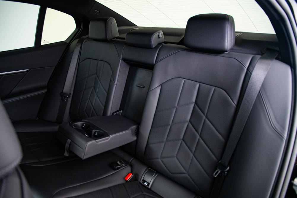 Zitplaatsen achter met optioneel infotainment scherm