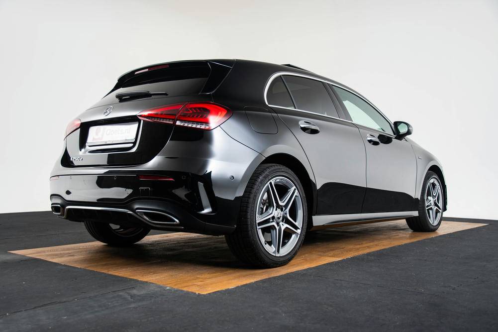 Mercedes-Benz A250 e Kosmoszwart