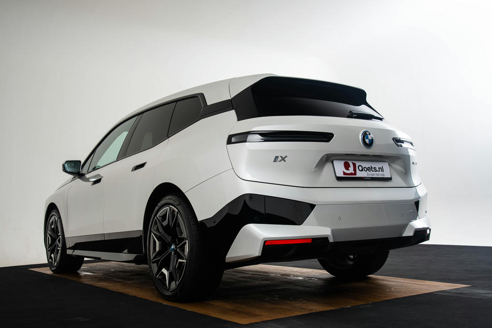 BMW iX xDrive50 Mineralweiss metallic