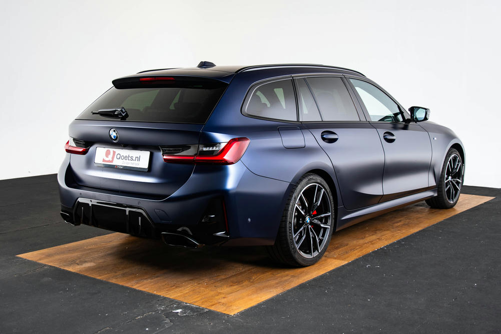 BMW M340i Touring in de kleur Frozen Tanzanite Blue