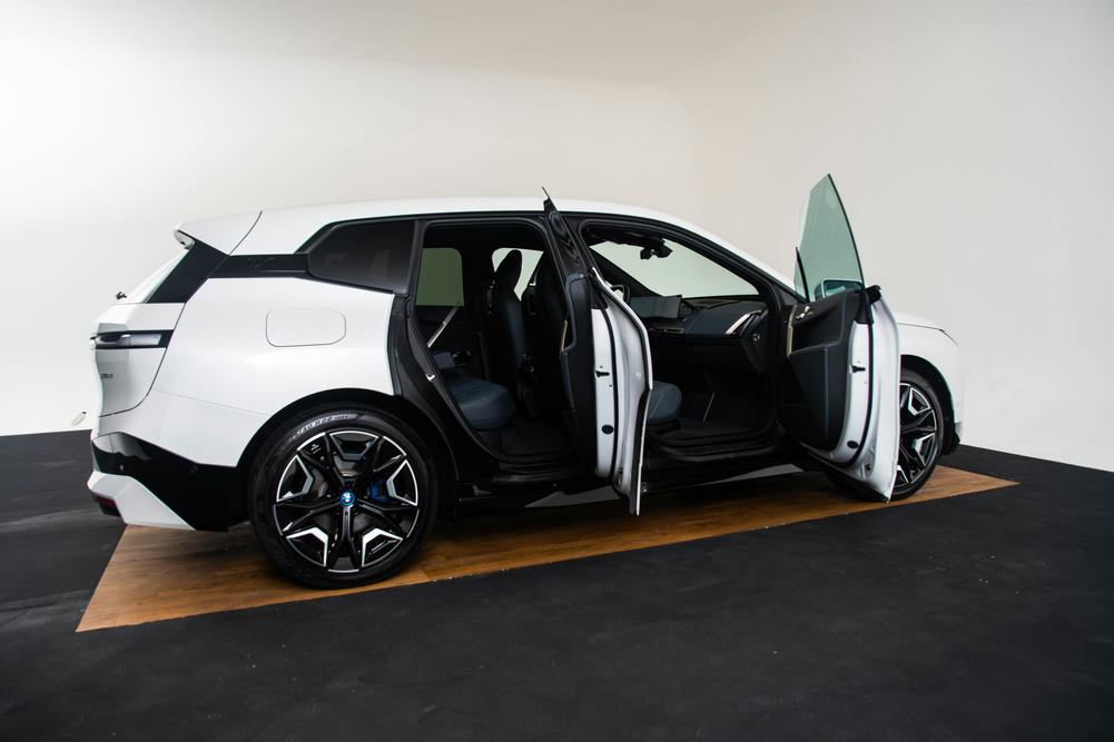 BMW iX xDrive50 Mineralweiss metallic