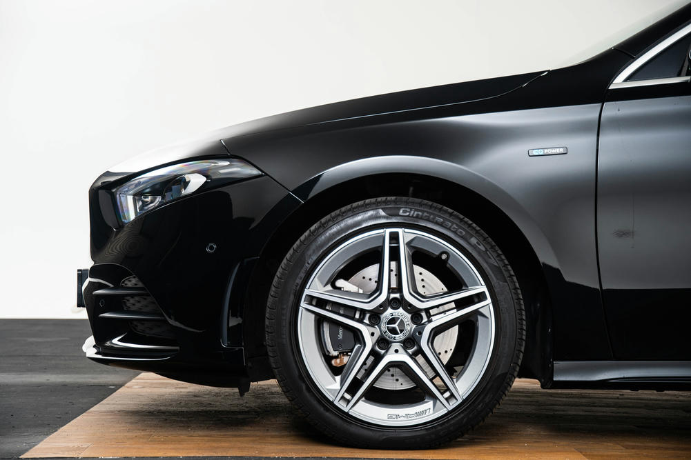 Mercedes-Benz A250 e Kosmoszwart