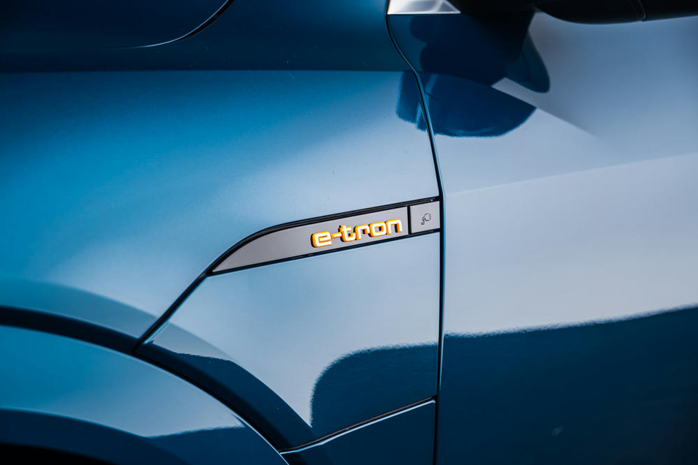 Audi - e-tron 55 quattro - B001059 - Teaser - Exterieur (20).jpg