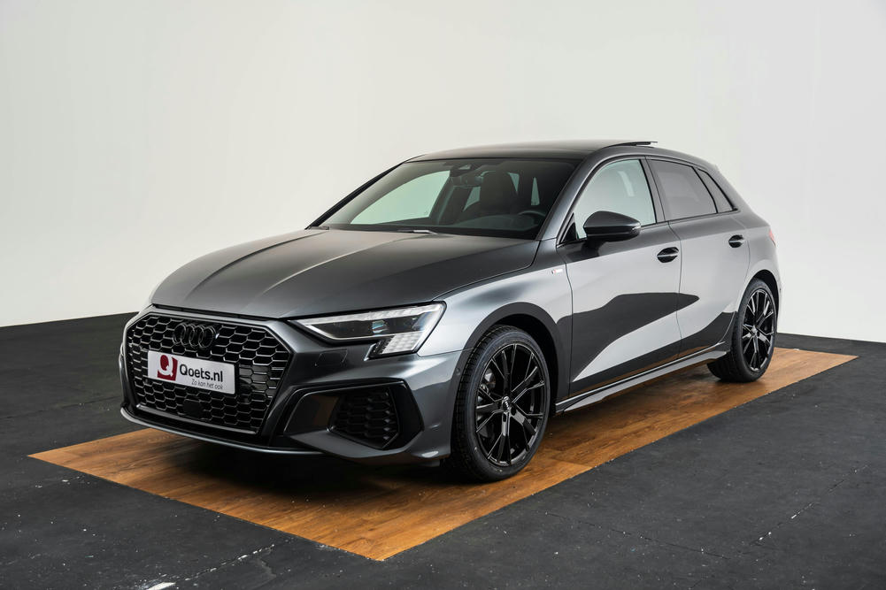 Audi A3 met 18 inch gegoten lichtmetaal 5-Y-spaak-design