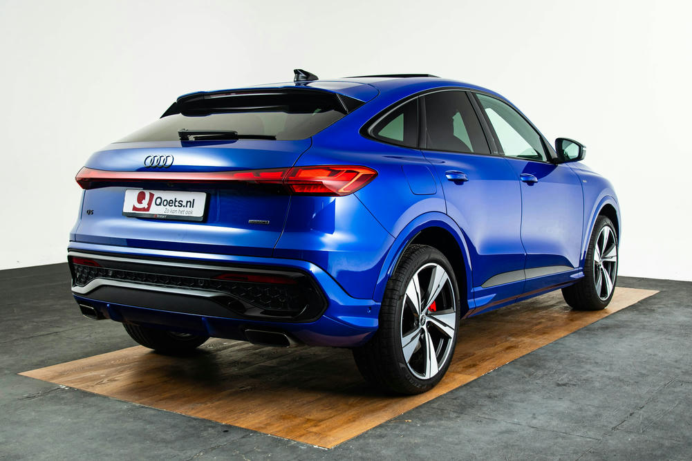 Audi Q5 ultrablauw achteraanzicht schuin