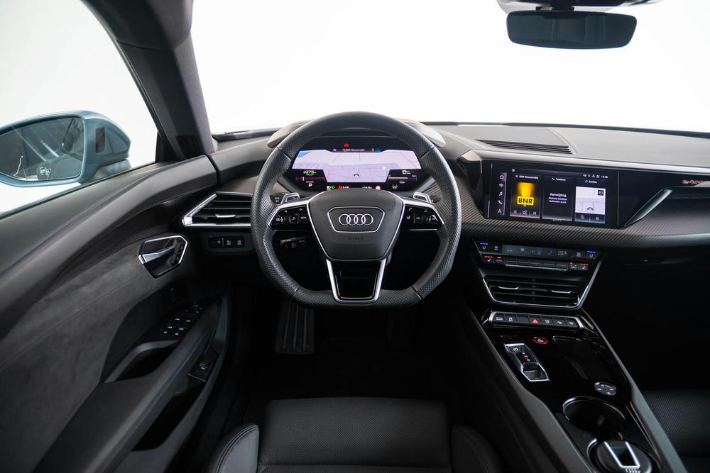 Audi e-tron GT quattro interieur 6+7wef.jpg