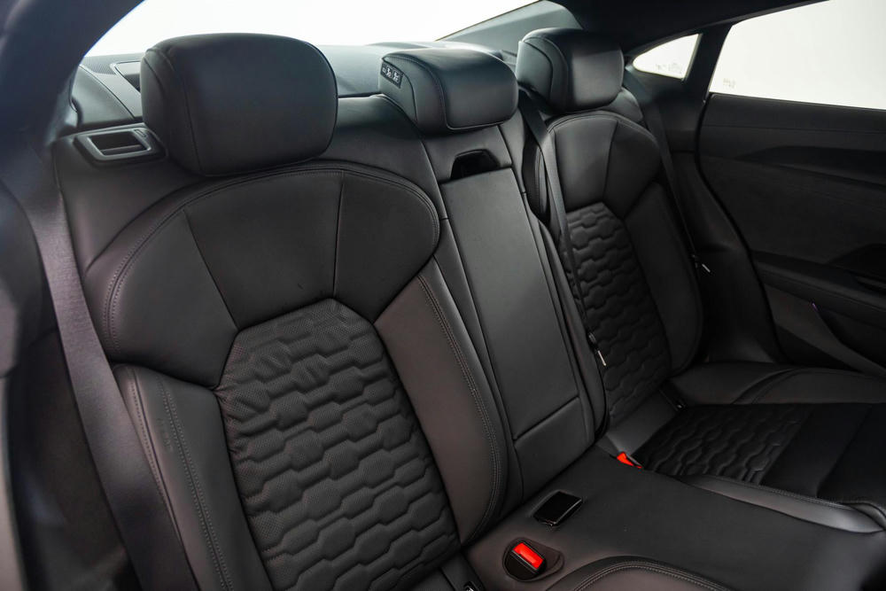 Audi e-tron GT quattro interieur 9q7wef.jpg