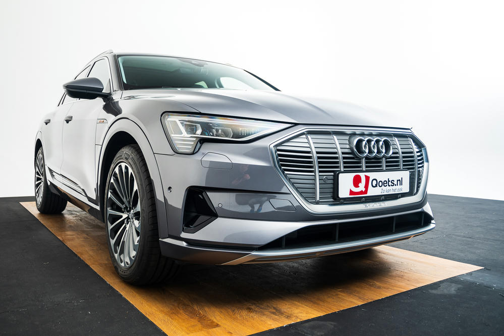 Audi e-tron Typhoongrijs (10).jpg