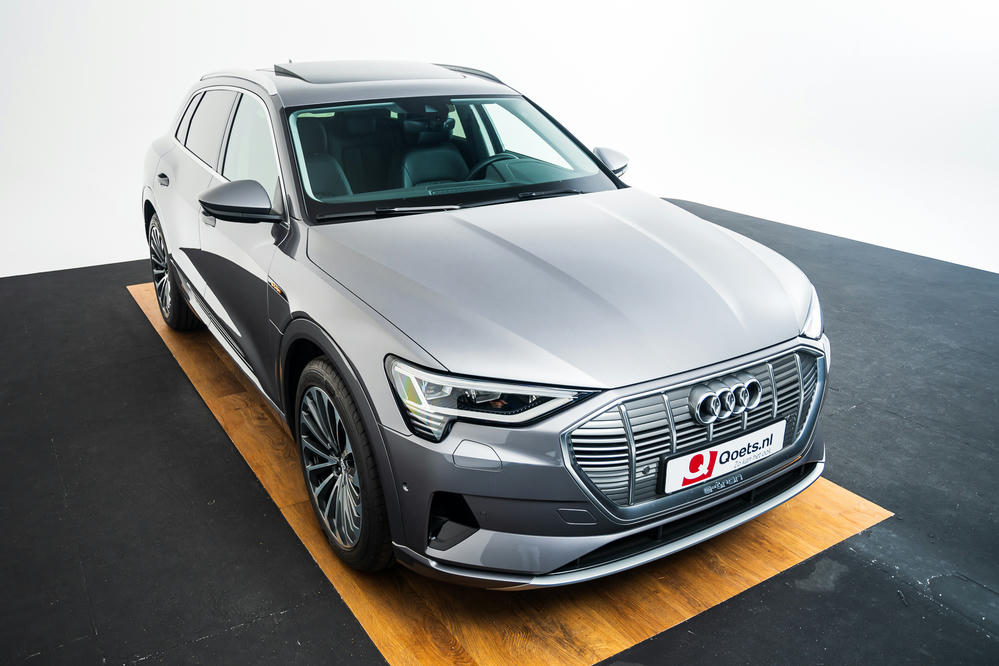Audi e-tron Typhoongrijs (11).jpg
