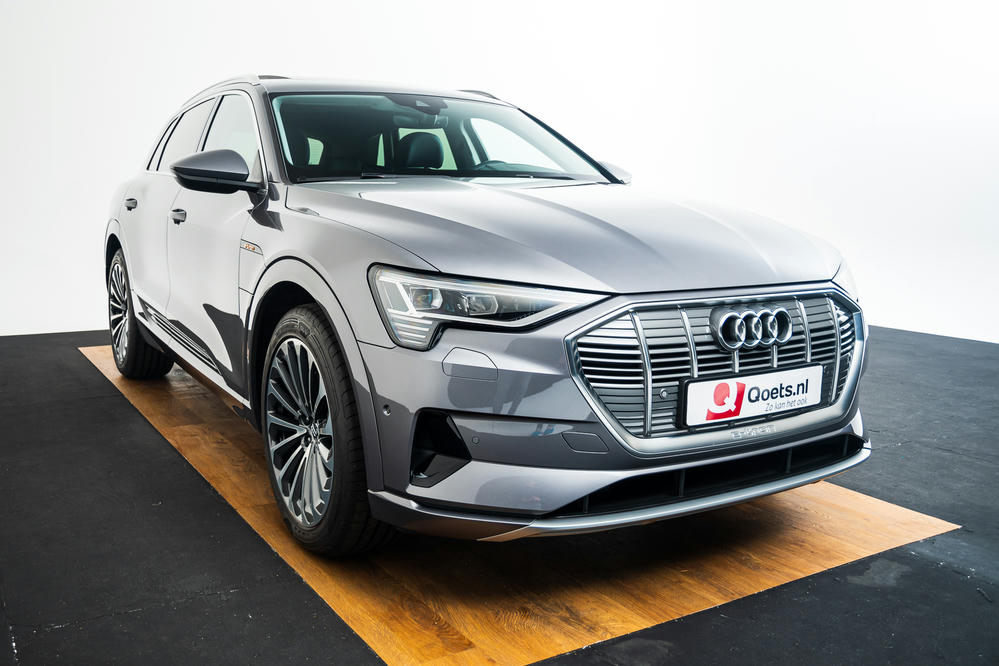 Audi e-tron Typhoongrijs (12).jpg