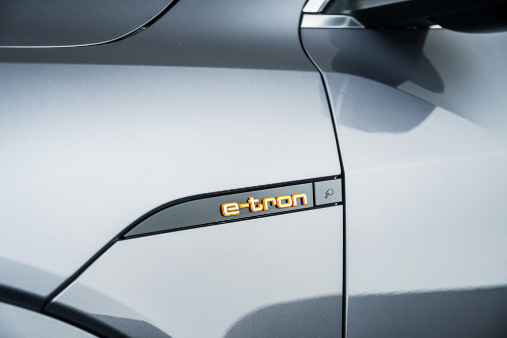 Audi e-tron Typhoongrijs (13).jpg
