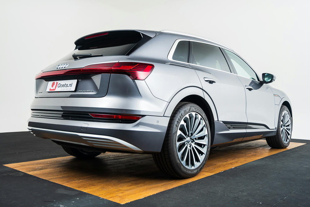 Audi e-tron Typhoongrijs (14).jpg