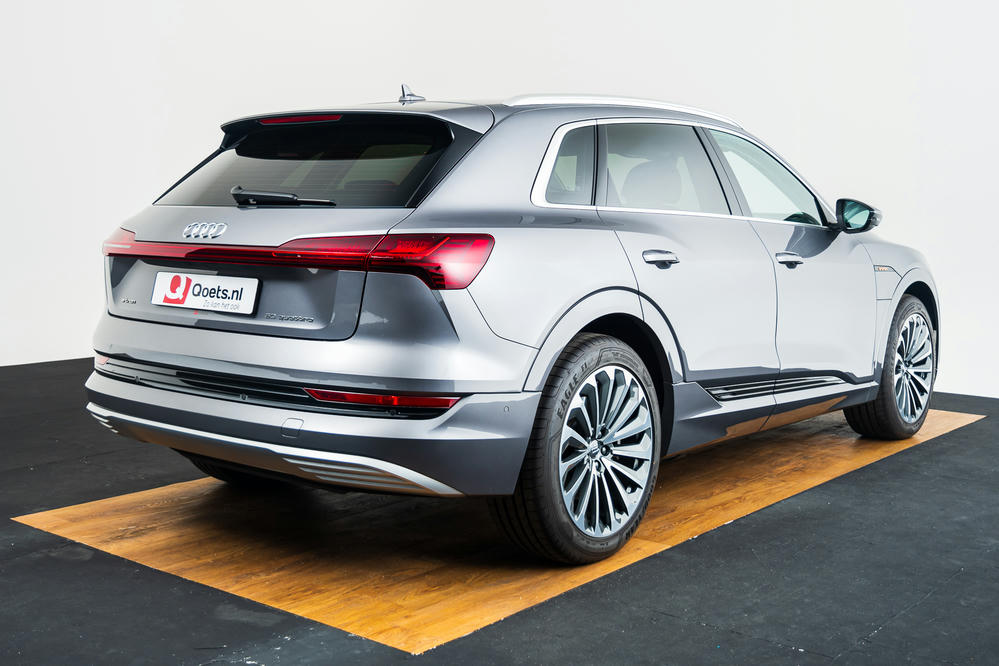 Audi e-tron Typhoongrijs (16).jpg