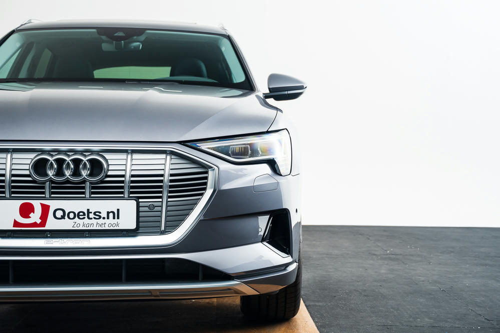 Audi e-tron Typhoongrijs (17).jpg
